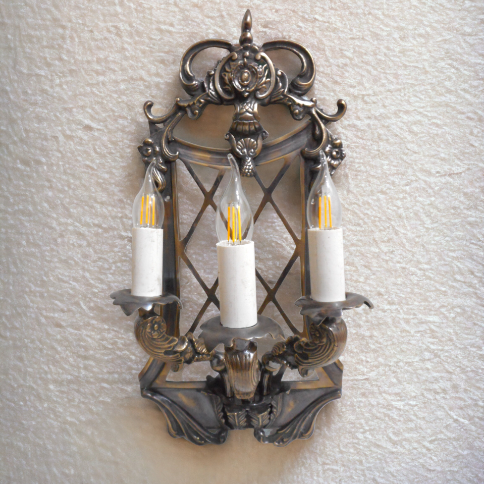 .Renaissance style sconce